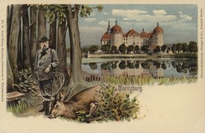 Postkort, der forestiller en mand med en skudt kronhjort med Moritzburg Slot i baggrunden af German School