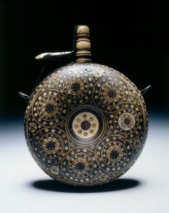 Pulverkolbe, ca. 1620-50 (valnød med horn, ben, messing og jern) af German School