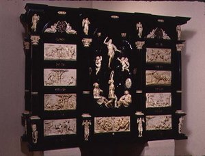 Sydtysk kunstskab, dekoreret med udskårne figurer og plaketter, 1690 (eboniseret træ og elfenben)