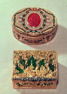 Top: Guldsnusboks indlagt med forskellige sten med en cornelian cameo i midten med amorini, muligvis af J. C. Neuber fra Dresden. Nederst: Snusdåse i guld med grupper af figurer i rokoko-rulleværk