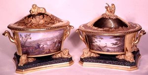 To terrier fra det preussiske middagsservice, Berlin, 1816-19 (porcelæn og forgyldning) (se også 3043 og 68588)