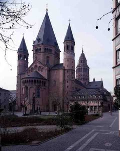 Udsigt over katedralen St. Martin og St. Stephan fra nordøst af German School