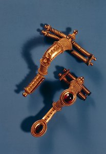 To buede brocher, fra Hassleben, Thüringen (guld og ædelstene)