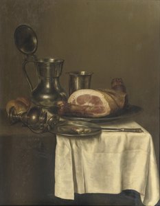 Stilleben med tinkande, sølvbæger, skinke på sølvtallerken, kniv på tintallerken og en rulle brød af Gerret Willemsz Heda