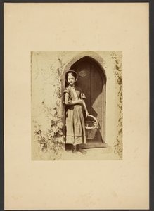 [Pige står i døråbning] af Gertrude Elizabeth Rogers