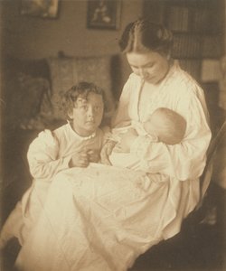 [Mor i morgenkåbe, siddende, med spædbarn og lille søn]. af Gertrude Käsebier
