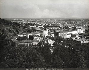 Panorama over Bologna med nogle fabrikker og en bakke. af Giacomo Brogi
