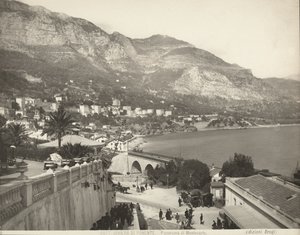 Panoramaudsigt over Montecarlo i Monaco. Scenen viser forskellige forbipasserende; til venstre ses et nærbillede af en marmorbalustrade af Giacomo Brogi