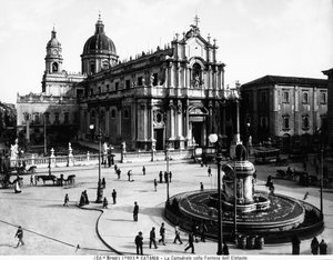 Piazza del Duomo i Catania, med katedralen dedikeret til St. Agatha og elefantfontænen, ca. 1900