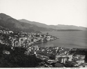 Udsigt over Condamine og Montecarlo, to befolkede byer med udsigt over havet. Billedet er taget fra Monaco af Giacomo Brogi