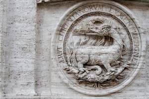 Våbenskjold på facaden af St. Louis af den franske kirke af Giacomo della Porta
