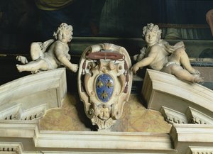 Indvendigt billede af Barberini-kapellet, detalje af dekorativt fronton af to keruber, der understøtter et våbenskjold marmor, lapis lazuli