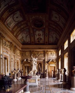 Room of Emperors med Voldtægt af Proserpina i centrum af Gian Lorenzo Bernini, Galleria Borghese, Rom, Italien af Gian Lorenzo Bernini