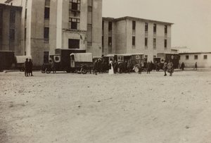 Album "Pictures of War II": Italienske soldater og Røde Kors ambulancer i Gradisca Sagrado, Gorizia, Italien (s/h foto)