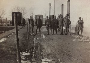 Album "Pictures of War II": Italienske soldater og Røde Kors ambulancer i Gradisca Sagrado, Gorizia, Italien (s/h foto)