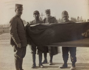 Album "Pictures of War II": Italienske soldater bærer kisten til en falden fra Den Store Krig (s/h foto)