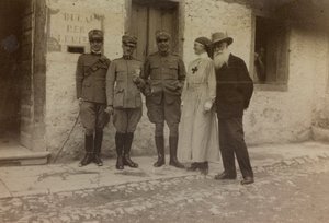 Album "Pictures of War II": Røde Kors og italienske soldater (s/h foto)
