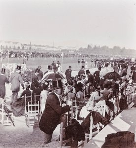Tilskuere på væddeløbsbanen i Cascine Park: General Pralormo, Neri Corsini, Alberto Rignano, Gennaro Placci, grevinde Maud Ricci, grevinde af Perkenstein