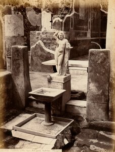 Et springvand sammensat af en skulptur af en ung dreng nøgen. Springvandet er i House of Balcone penile, i Pompei