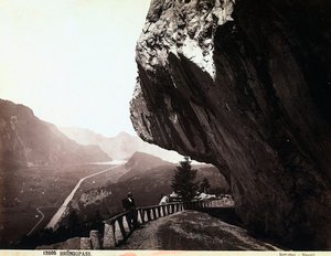 En vej i Brünigpass-bjergene i Schweiz af Giorgio Sommer