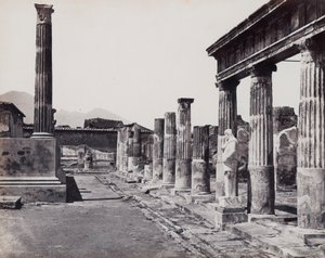 Den østlige søjlegang af Venus Pompeiianas tempel i Pompeji af Giorgio Sommer