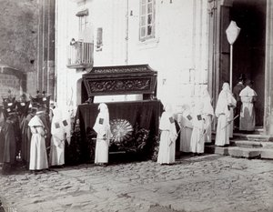 Begravelsesoptog af San Francesco-kongregationen i Napoli. I forgrunden foran en kirke ledsager talrige 