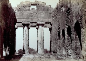 Interiør af Concordia-templet i Templernes Dal i Agrigento. I forgrunden to doriske søjler; i siderne en buet perimetermur