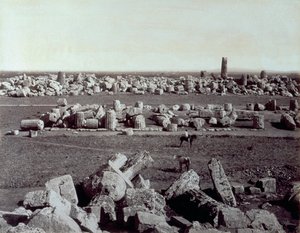 Panorama af resterne af Minervas tempel og Apollontemplet i Selinunte. Der er en mand til hest blandt ruinerne af det arkæologiske område af Giorgio Sommer