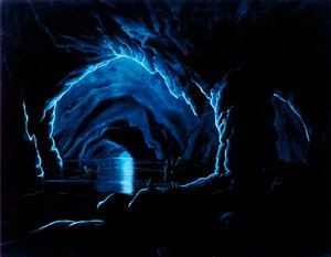 Reproduktion af en gravering af den blå grotte på øen Capri. Inde i grotten hilser tre mænd på kanten af en afsats på en fjerde mand, der kommer ud af grotten med sin båd. Han er pr af Giorgio Sommer