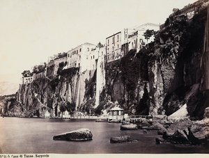 Huset af Tasso skyer over havet i Sorrento af Giorgio Sommer