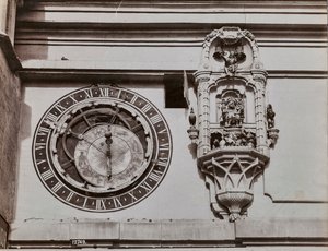 Kvadranten af klokketårnet i Bern, af Kaspar Brunnen (1527-1530). Ved siden af det astronomiske ur en aviskiosk, der indeholder statuetter, der tændes af selve urets mekanisme fire minutter før klokken slår timen af Giorgio Sommer