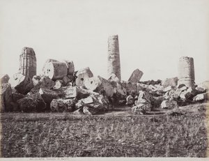 Resterne af Apollontemplet i Selinunte. To mandsfigurer kan ses på de kollapsede søjler af Giorgio Sommer