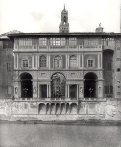 Facaden af Uffizi-galleriet på Lungarno Torrigiani af Giorgio Vasari