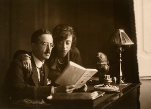 Ægtepar læser en bog af Phillipe de Marlier