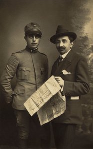 Portræt af et mandligt par, det ene i militæruniform og det andet med "Giornale d