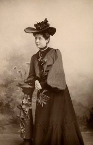 Portræt af elegant dame med hat af Phillipe de Marlier