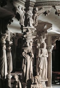 Detalje af de skulpturelle grupper, der understøtter stolen lavet af Giovanni Pisano (1248-1314): Kirken fodrer hendes børn (Detalje af skulpturerne, der understøtter marmorprædikestolen, Kirken fodrer hendes børn) 1302-1311 Cathedrale de Pisa (Duomo di Pi af Giovanni Pisano