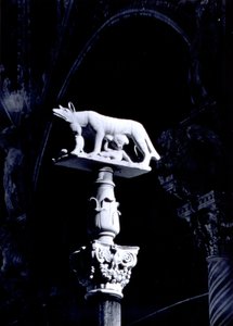 Sieneserulven med tvillingerne Romulus og Remus, facaden på Piazza del Duomo (marmor) af Giovanni Pisano