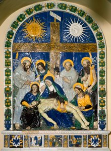The Deposition (Pieta)” Jesus Kristus og Jomfru Maria omgivet af Sankt Johannes og Sankt Maria Magdalena før korset med inskriptionen INRI (I.N.R.I.) Højreliefkeramik af Giovanni della Robbia (1469-1529) 1525 Dim. 287x210 cm Santuario della V