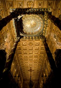 Udsigt til loftet med trækasser markeret og dore af Giuliano da Sangallo (1445 ca. 1516) og stort alter lavet af arkitekten Ferdinando Fuga (1699-1781). Basilikaen Santa Maria Maggiore (Holy Mary Major), Rom.