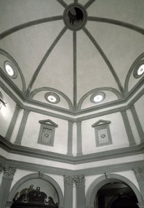 Udsigt over det ottekantede sakristi bygget på projekt af Giuliano da Sangallo (1445-1516)
