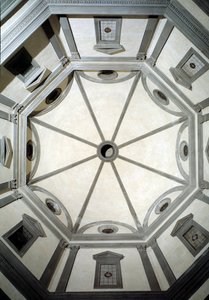 Udsigt over det ottekantede sakristi bygget på projekt af Giuliano da Sangallo (1445-1516)