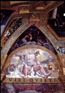 Antropomorf skikkelse af en flod som en gammel mand med et flydende hvidt skæg, i baggrunden Psyche engageret i sin prøvelse sat af Venus med at stjæle uld fra et fåres pels, lunette og spandrel fra Sala di Amore e Psiche af Giulio Romano