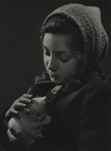 Pige med en hvid killing i armene. Begyndelsen af 1950