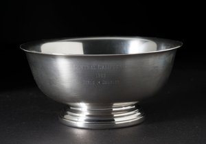 Silver bowl tennis trofæ overrakt til Sally Ride, 1965.
