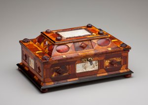 Høvisk ravskrin, ca. 1695 (rav, elfenben, træ, glas, messing og fløjl)