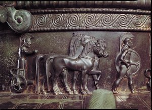 En Quadriga og en Hoplite, detalje af frisen om halsen på Vix Krater bronze se også 40863