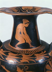 Krøjende kvinde, der binder sin sandal, detalje fra halsen på en attisk rød-figur amfora, lavet af Pamphaios og malet af Oltos, ca. 510-500 f.Kr. (keramik)