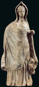 Figur af en kvinde iført en chiton og en himation, der dækker hendes hoved, muligvis fra Myrina, Lilleasien, 250-200 f.Kr. (ler) af Greek
