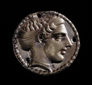 Hundehoved i guldapplikation iført sakos, fra Kerch, 5. århundrede (guld) af Greek